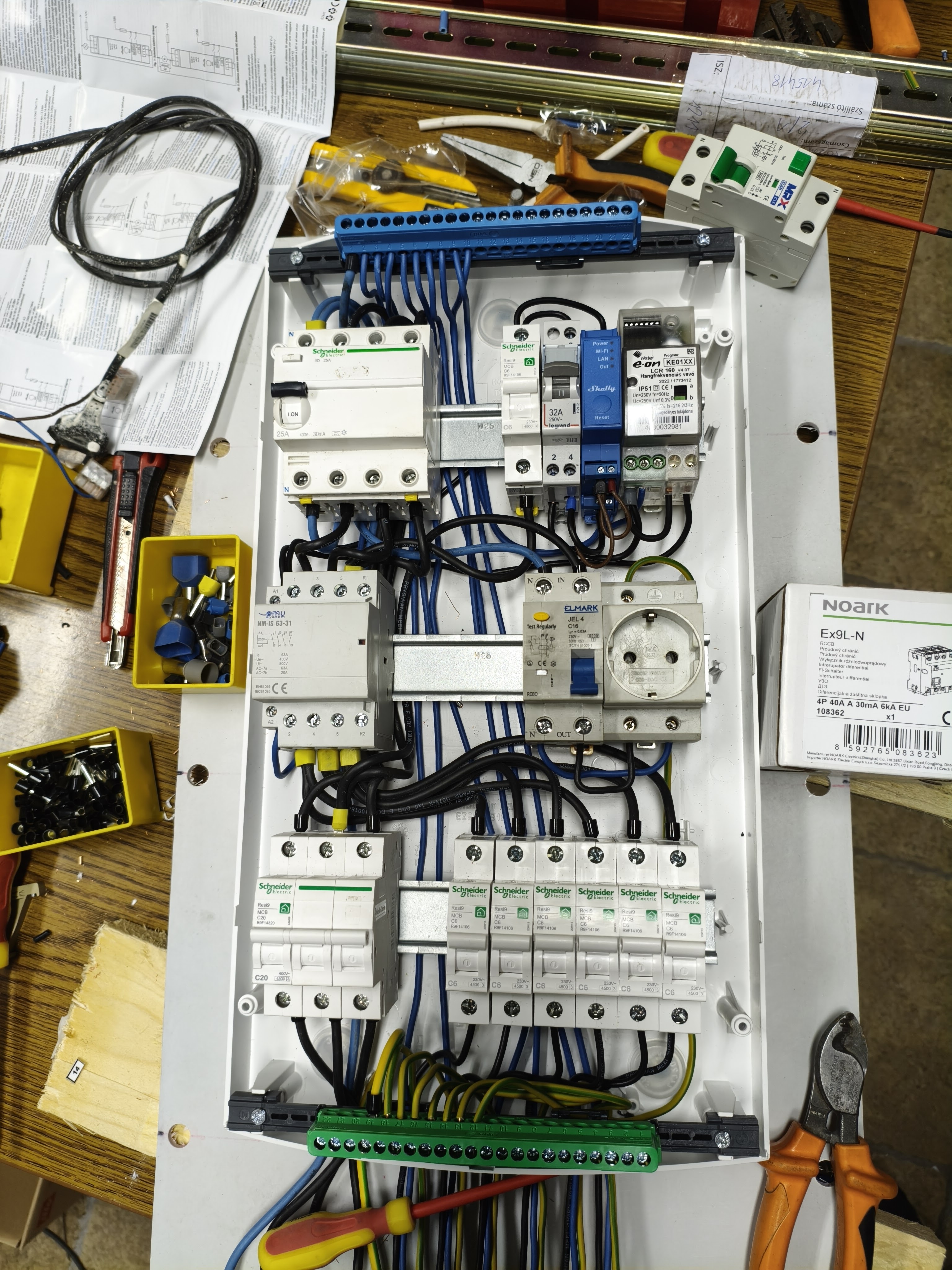 Kültéri világítás, elektromos kapu vezérlő szekrénye